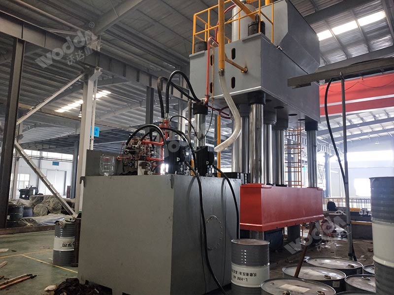 2000噸SMC汽車配件模壓液壓機(jī) 2000噸SMC汽車配件模壓液壓機(jī)