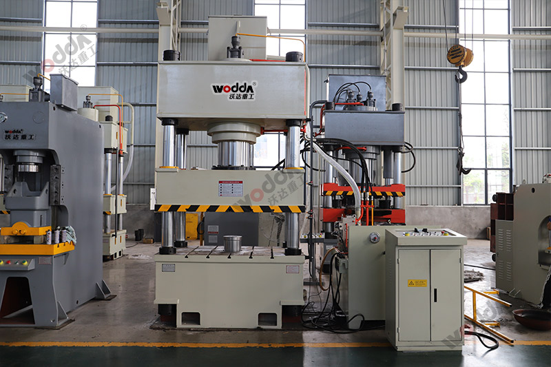 400噸不銹鋼水箱板液壓機(jī) 400噸不銹鋼水箱板液壓機(jī)