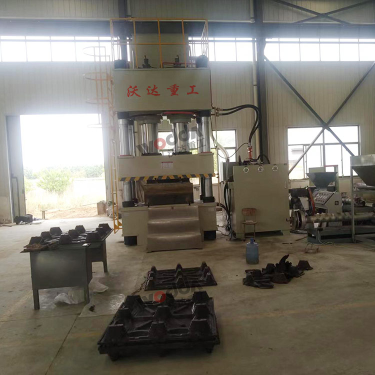 800噸塑料托盤成型液壓機客戶現(xiàn)場 800噸塑料托盤成型液壓機客戶現(xiàn)場