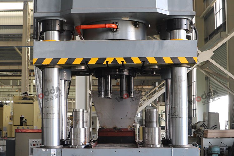 工作臺(tái)及開模缸 工作臺(tái)及開模缸