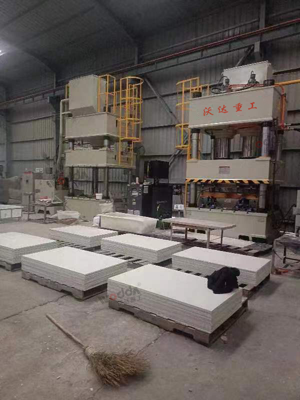 兩臺630噸三梁四柱液壓機(jī)