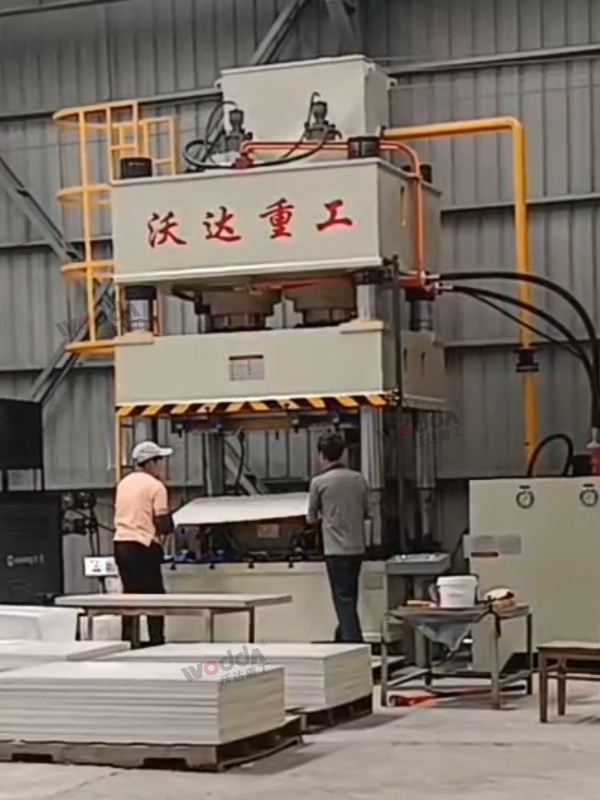 630噸復(fù)合材料成型液壓機(jī)客戶現(xiàn)場