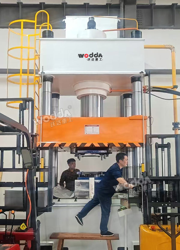 630噸汽車發(fā)動機護板成型液壓機