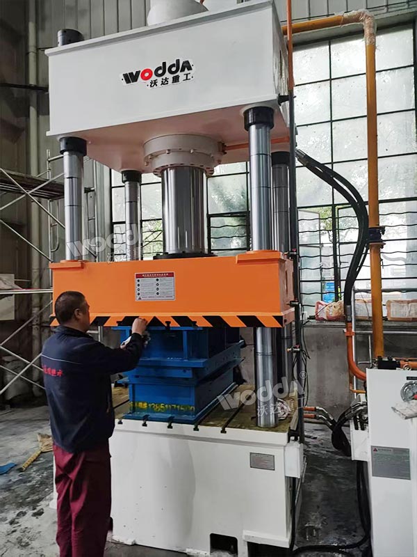 315噸不銹鋼水箱板液壓機 315噸不銹鋼水箱板液壓機