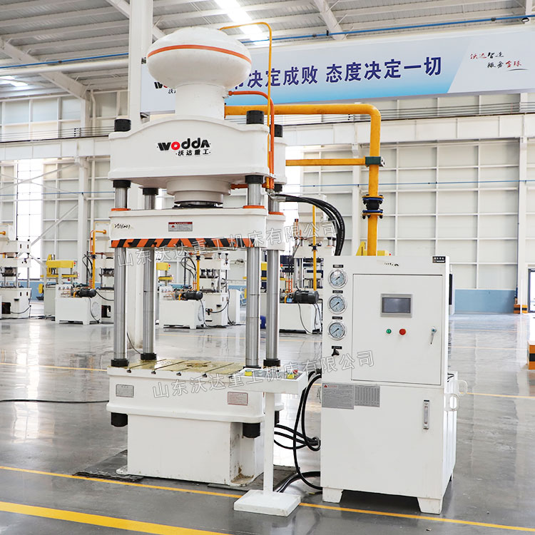 200噸三梁四柱液壓機(jī)車間實物