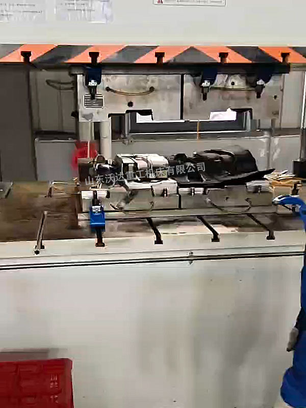 630噸四柱液壓機熱壓汽車除霜通風管