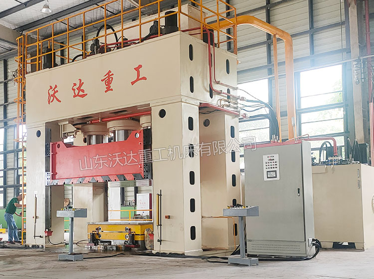 2000噸框架式液壓機(jī)現(xiàn)場
