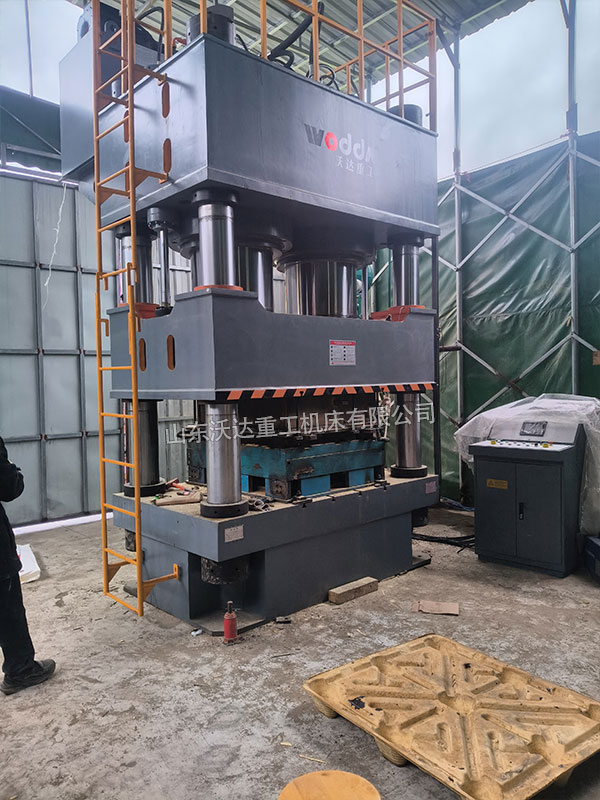 1600噸木屑托盤液壓機現(xiàn)場