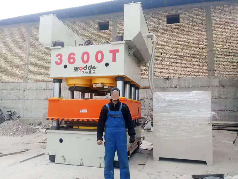 3600噸鋼木門(mén)壓花機(jī)客戶現(xiàn)場(chǎng)